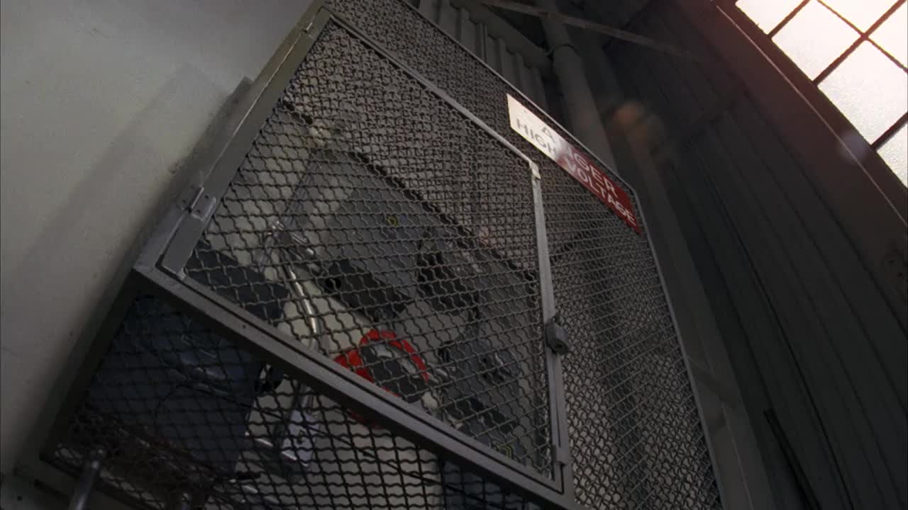 MS拍摄的放电和燃烧的电气箱/洛杉矶，加州，美国视频下载