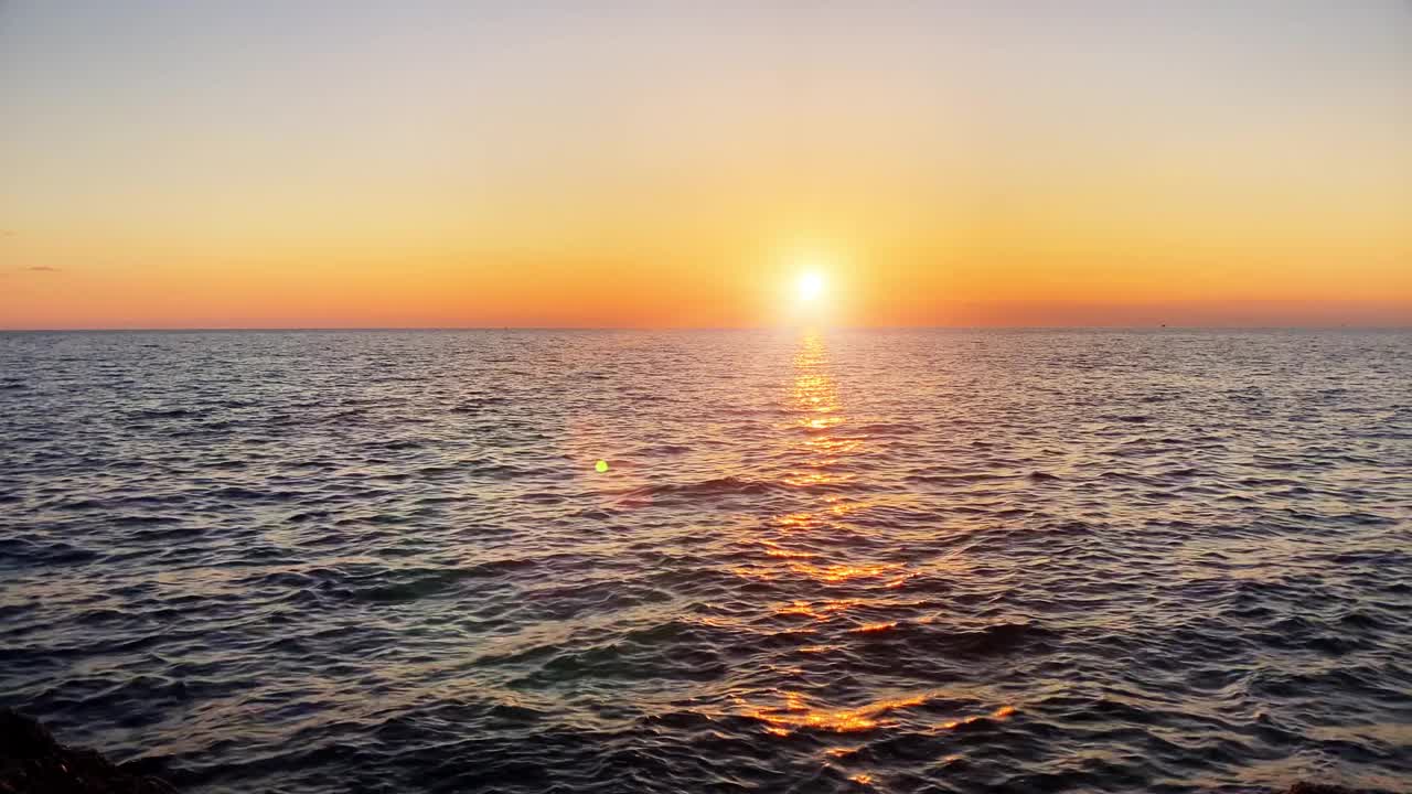海上美丽的日落。暑假背景视频下载