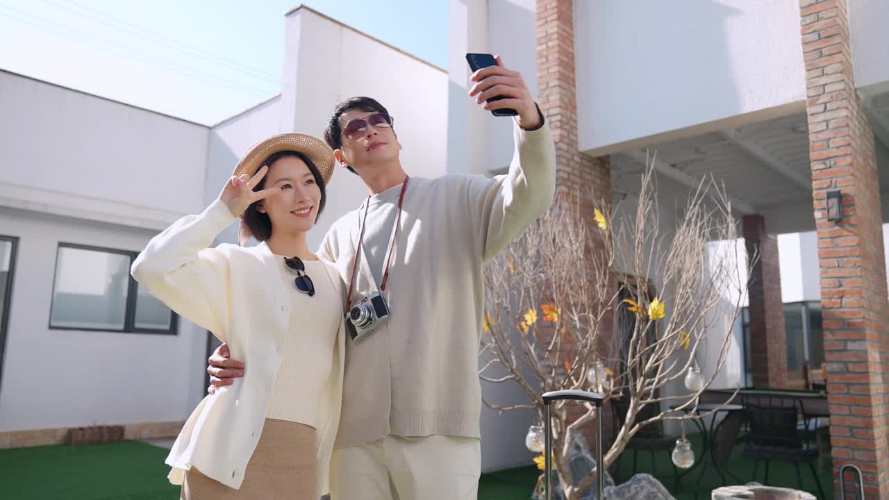 幸福的小情侣用4K智能手机自拍视频下载