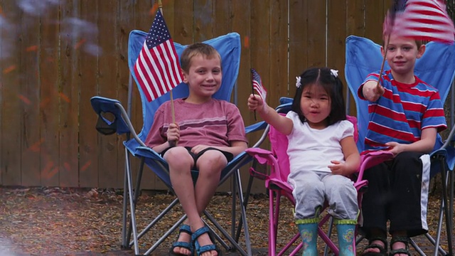 三个孩子在看烟花，庆祝独立日视频素材