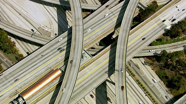 高速公路交叉口鸟瞰图视频素材