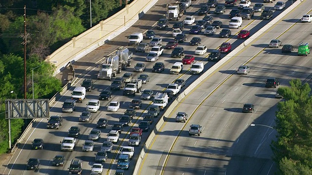 鸟瞰繁忙的高速公路上高峰时段的交通状况视频素材