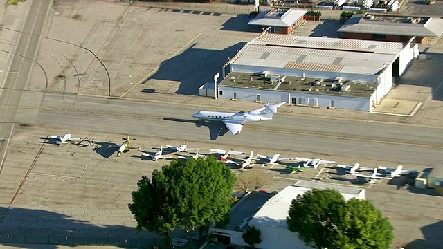 一架私人飞机在机场跑道上的航拍视频素材