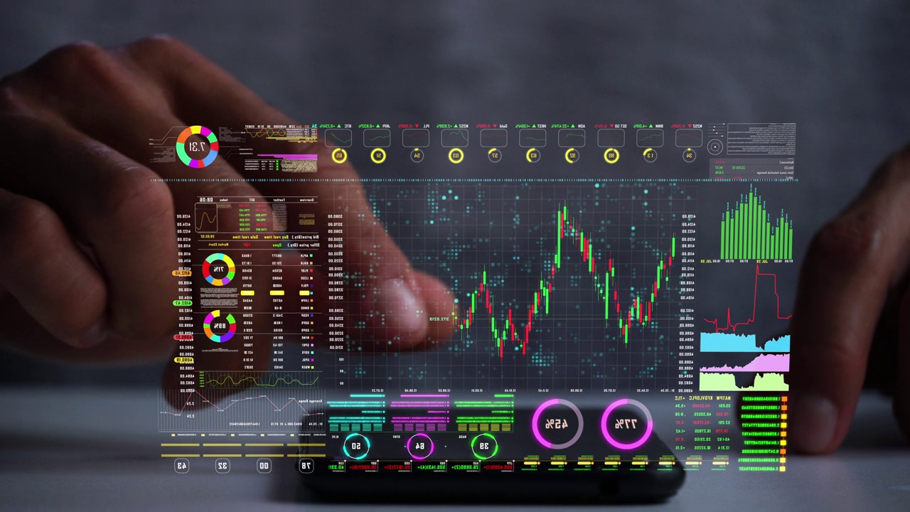 一名男子使用智能手机分析股票市场交易。商业数据数字未来全息背景。视频下载