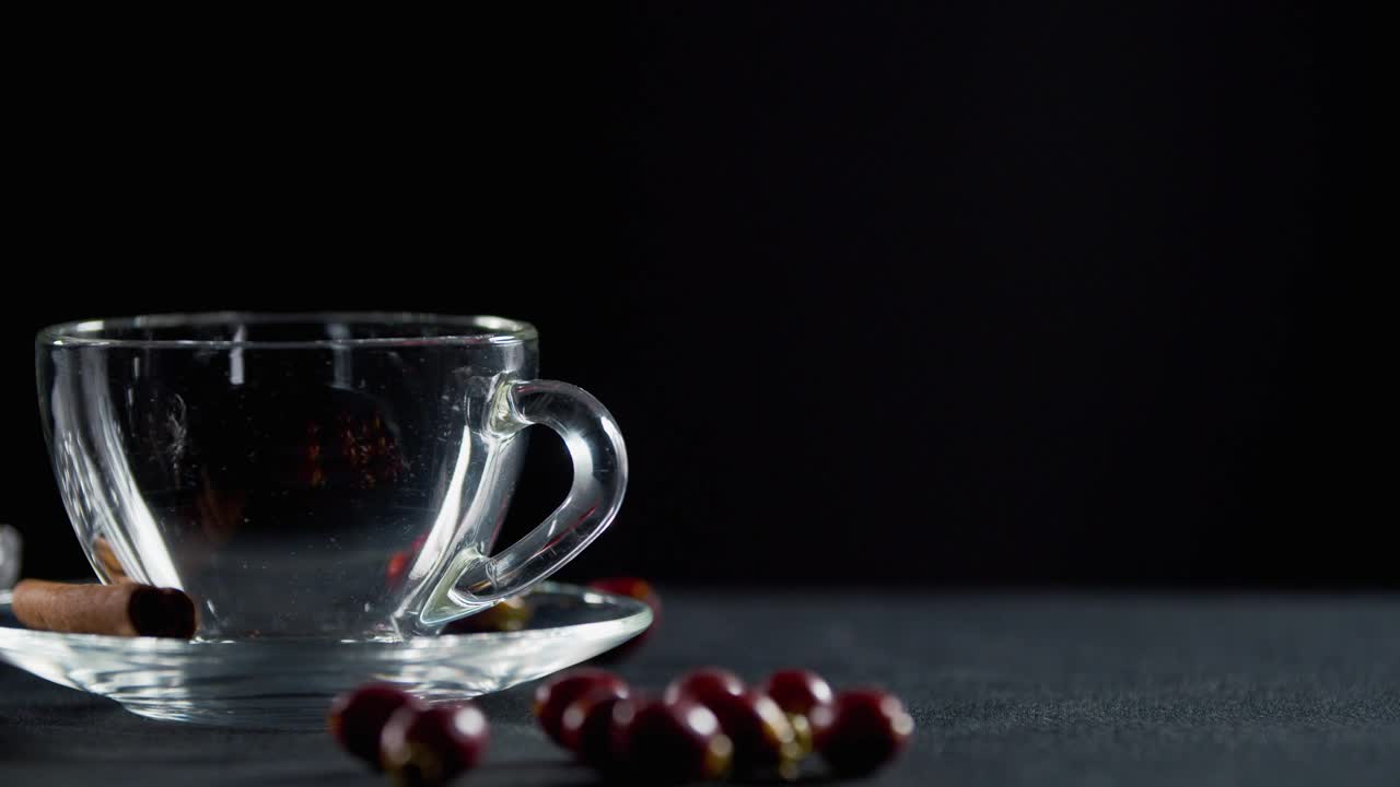 大茶壶，里面有茶和水果，放在桌子上，喝茶时间，4k视频素材
