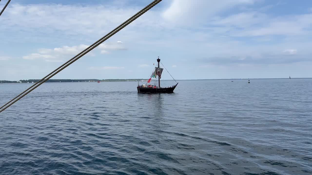 2023年6月24日德国基尔:高大水手亚历山大·冯·洪堡的风帆游行视频下载