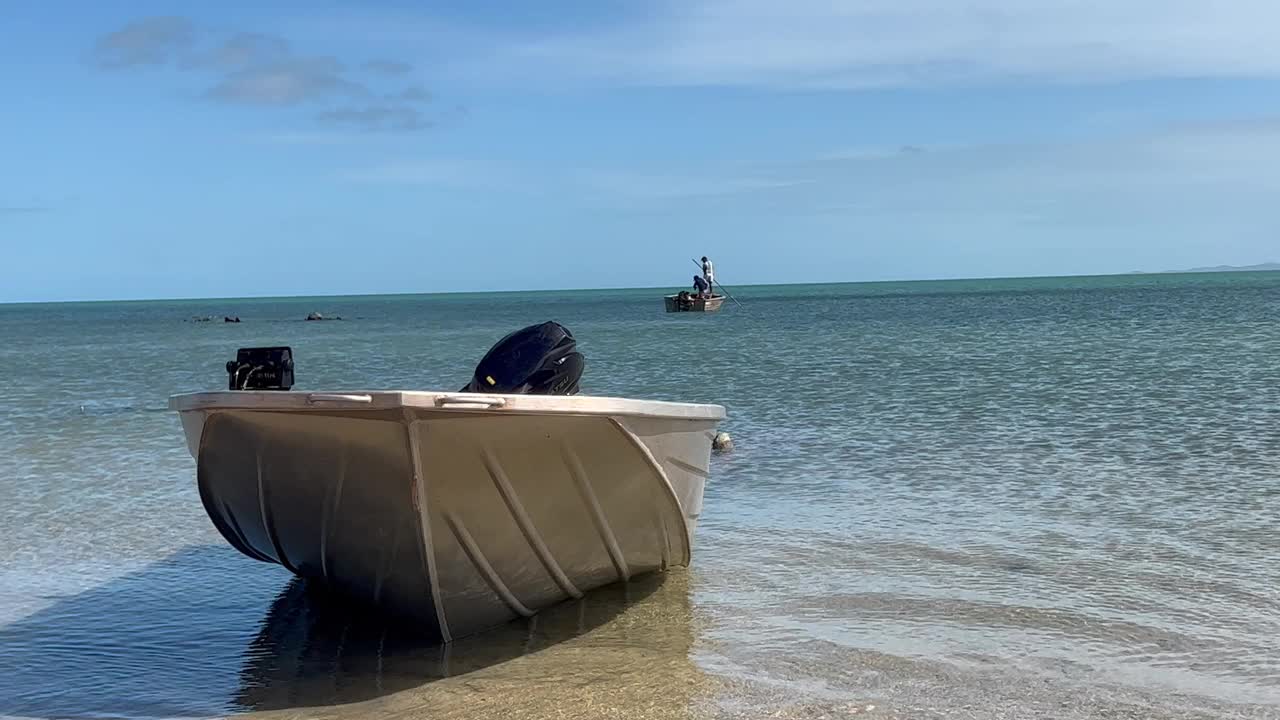 托雷斯海峡岛民渔民捕鱼视频下载