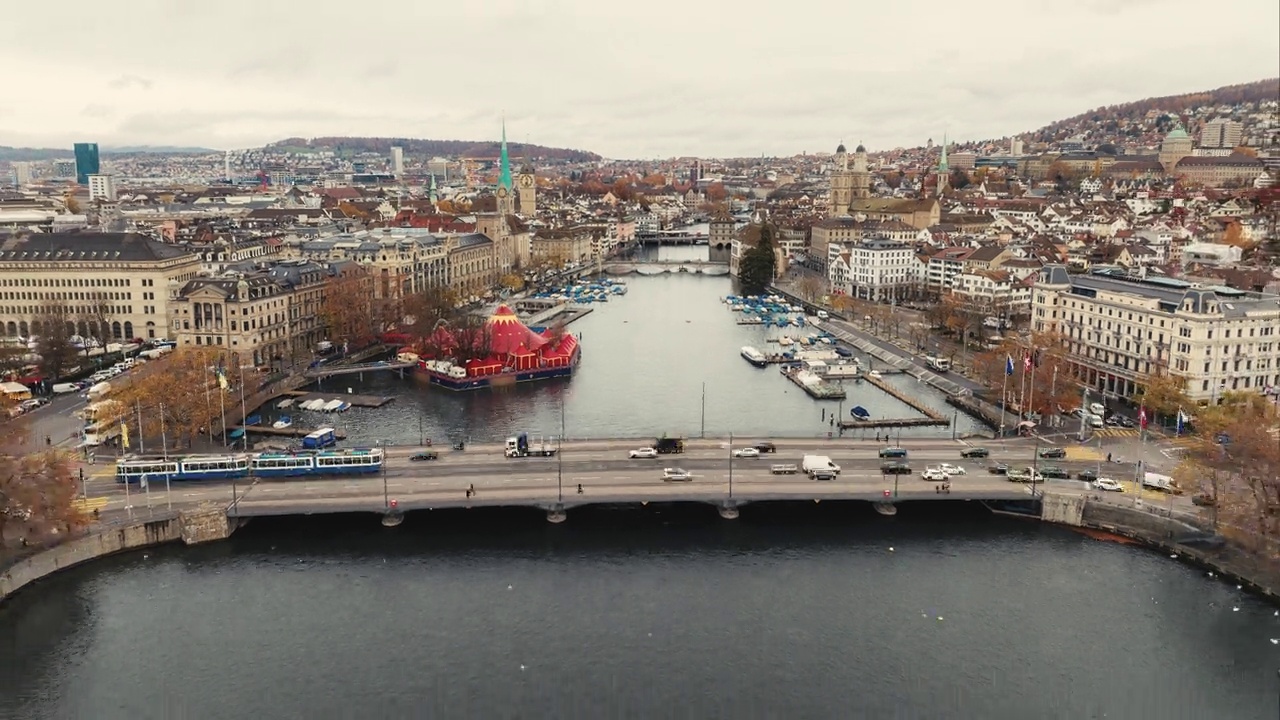 空中无人机拍摄的苏黎世老城沿河的利马特河，地标建筑有格罗斯姆斯特大教堂和瑞士最大城市的湖桥视频下载