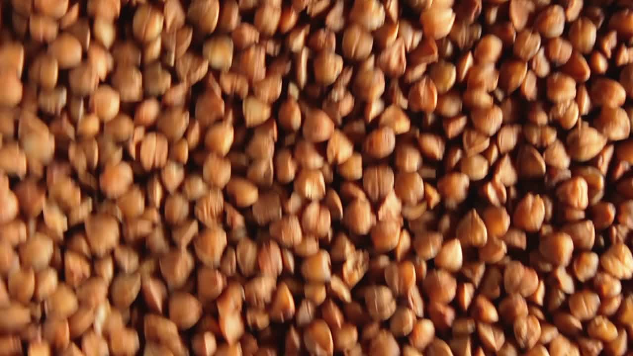 未煮熟的棕色荞麦粥，移动的背景-俯视图视频下载