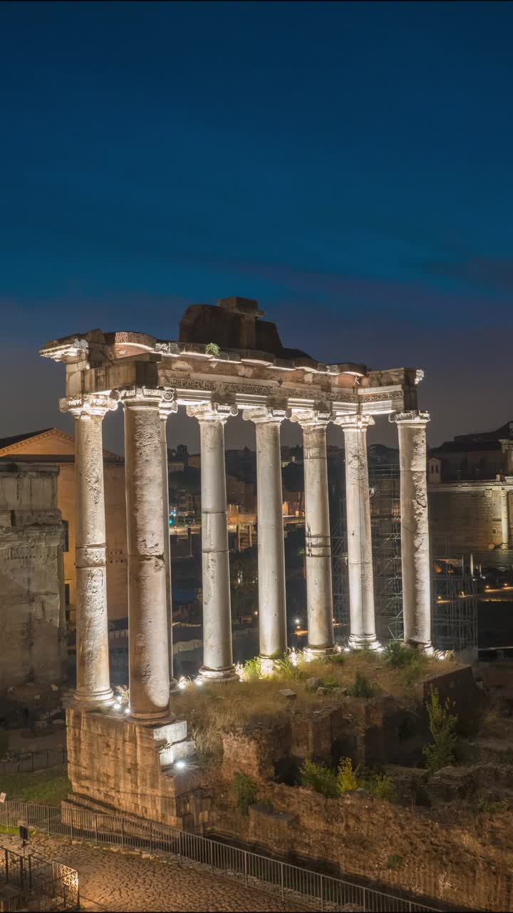 延时拍摄的罗马广场遗址是意大利罗马著名的古代旅游地标。视频下载