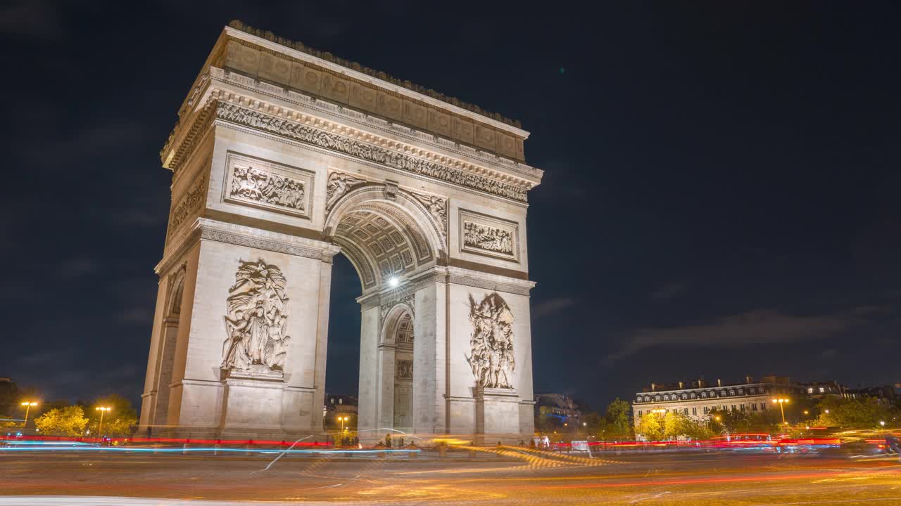 法国巴黎市中心凯旋门夜间的4K延时交通。视频下载