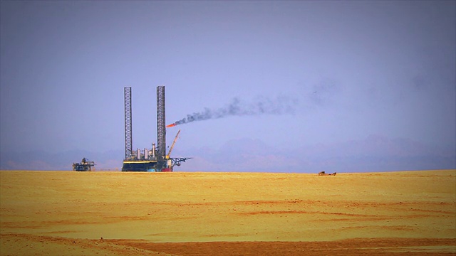 沙漠中的石油设施视频素材