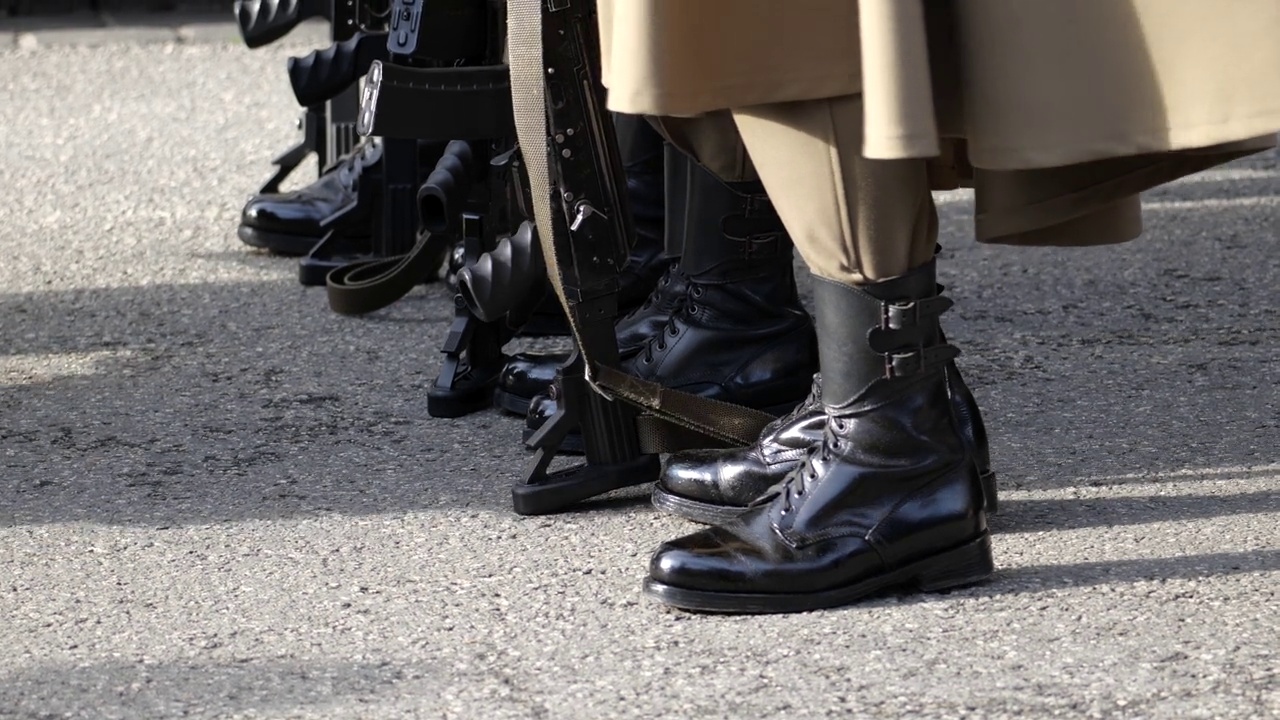 波兰，无名的，无法辨认的职业波兰士兵站成一排，一排，拿着机枪。靴子，腿的细节特写，一群人，军事代表阅兵的概念视频下载