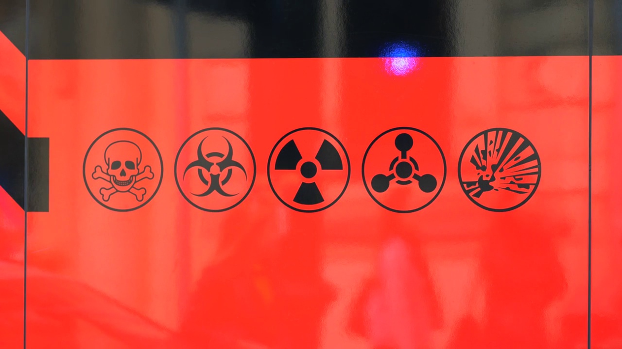 CBRN威胁控制操作车辆侧面标志，化学生物放射性核威胁简单抽象概念，无人黑红色危险标志、标志、突发事件、灾害和事故视频下载