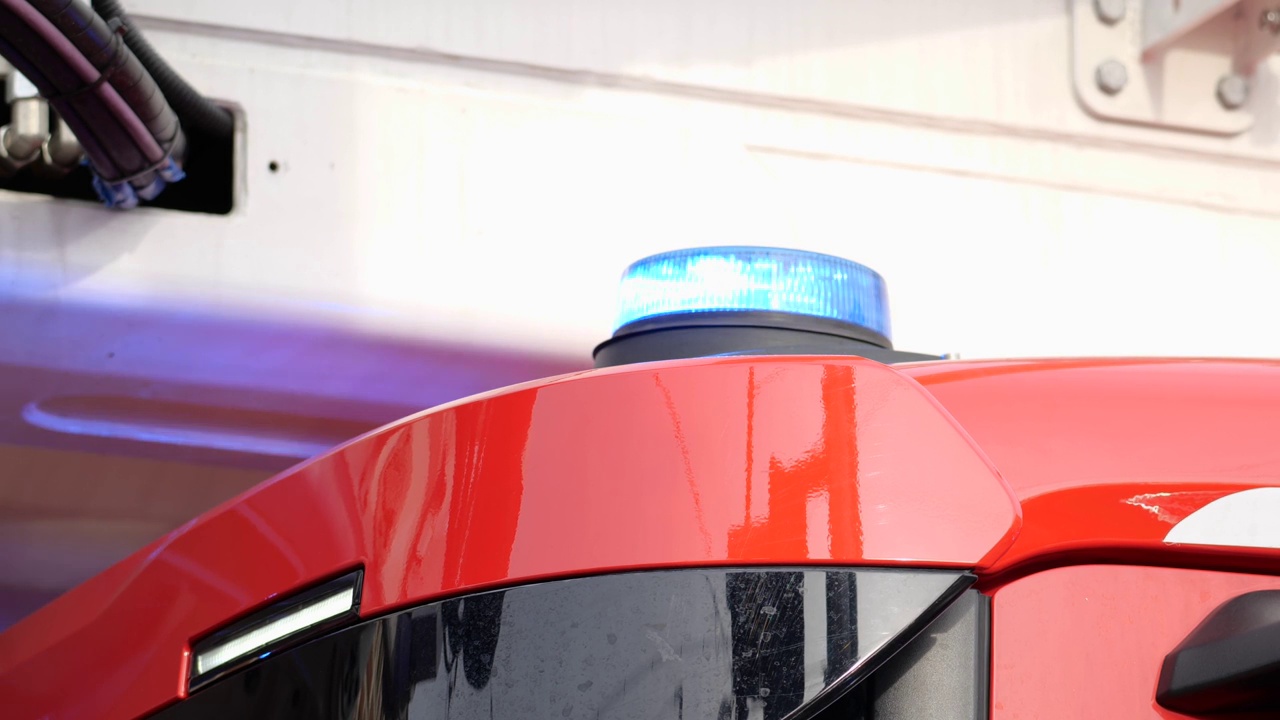 一辆红色急救车上闪着蓝灯，车顶细节，特写镜头，没人，消防车。事故和灾难，突发事件简单的象征，抽象的概念，没有人视频下载