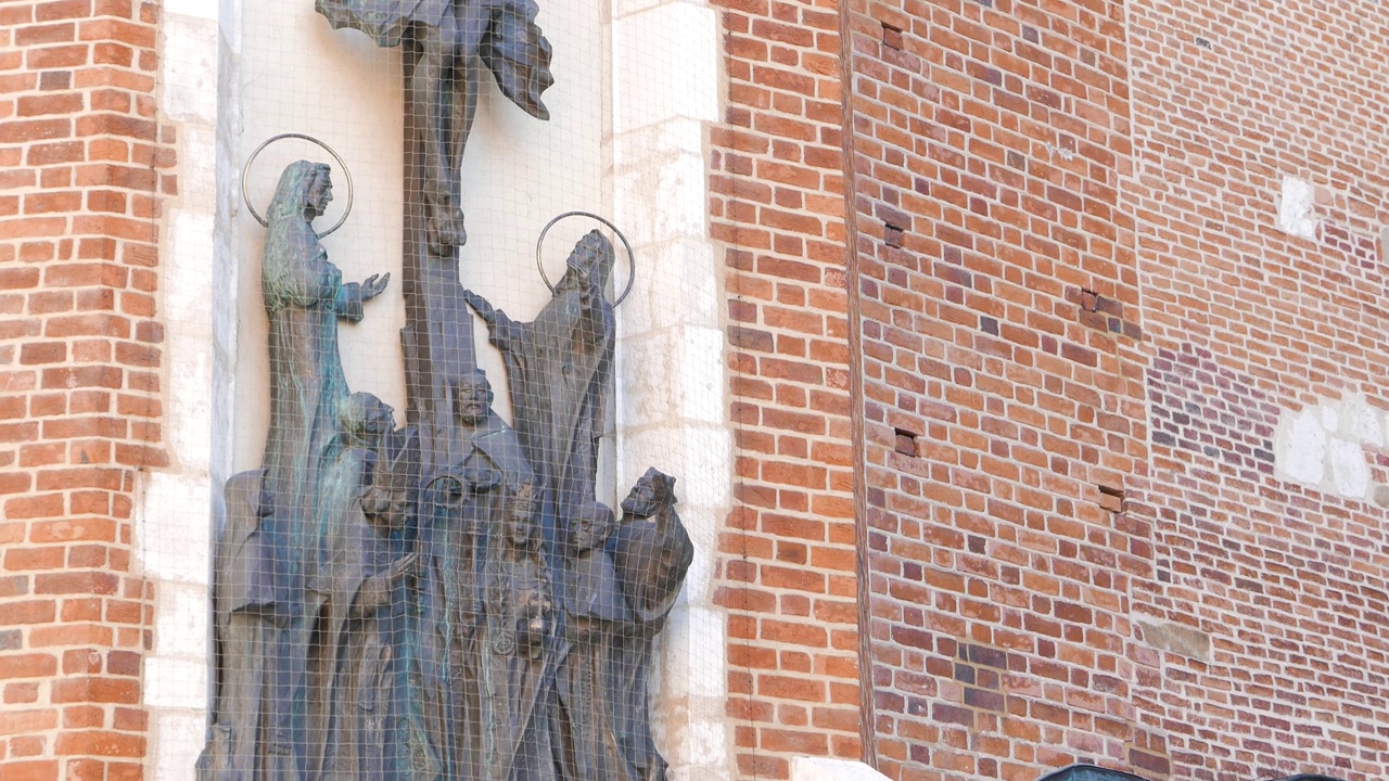 十字架上的耶稣基督，克拉科夫Mariacki教堂的雕塑，细节特写，没有人，向下倾斜。基督教，基督教艺术和象征主义，钉十字架的概念视频下载