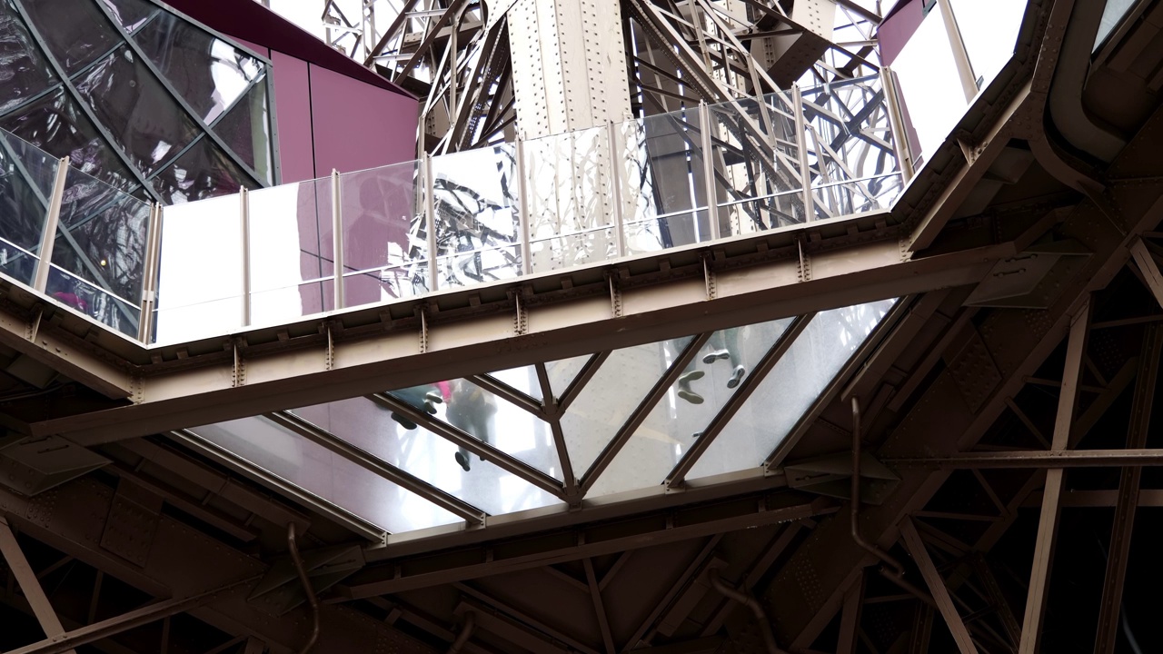 法国巴黎标志性的埃菲尔铁塔，4k画面视频素材