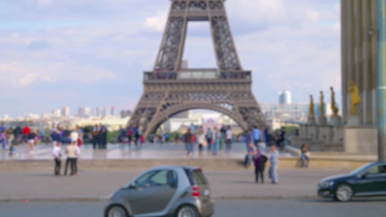 法国巴黎埃菲尔铁塔的散焦视图，4k慢动作，60fps视频素材