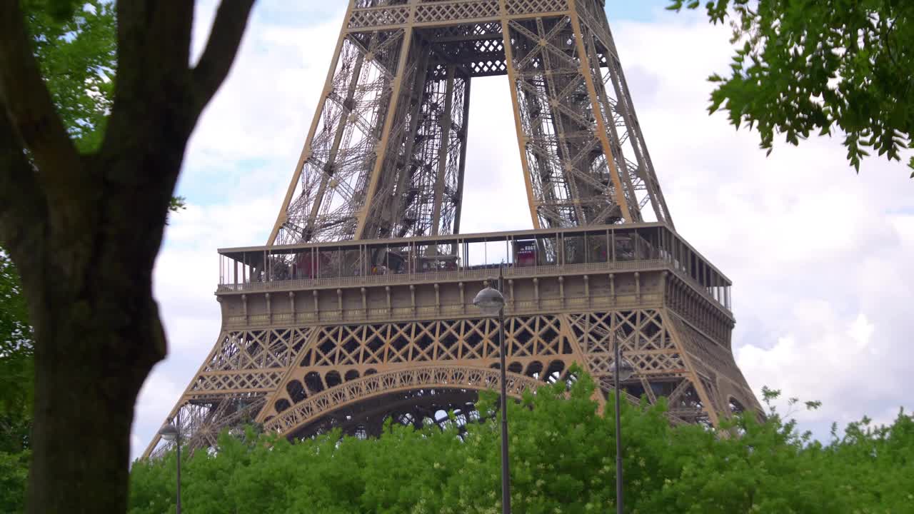 法国巴黎标志性的埃菲尔铁塔，4k慢动作，60fps视频素材