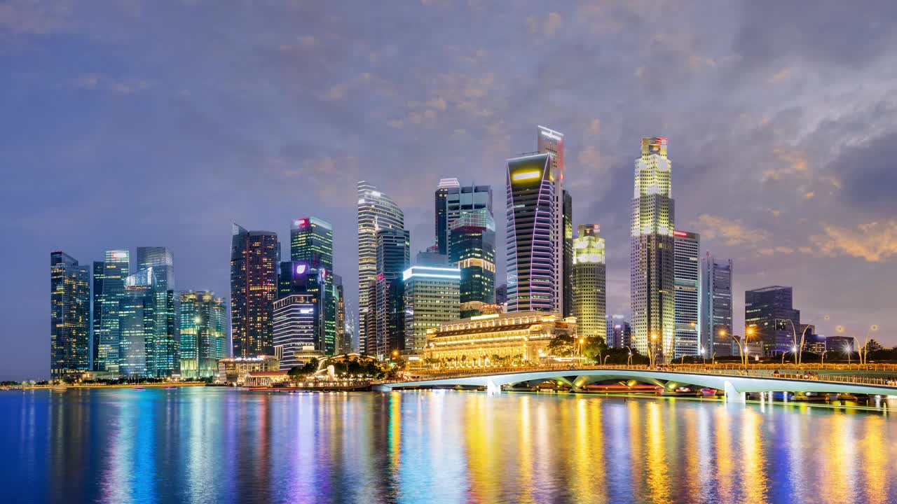 新加坡城市景观天际线的时间流逝在晚上滨海湾地区。视频下载