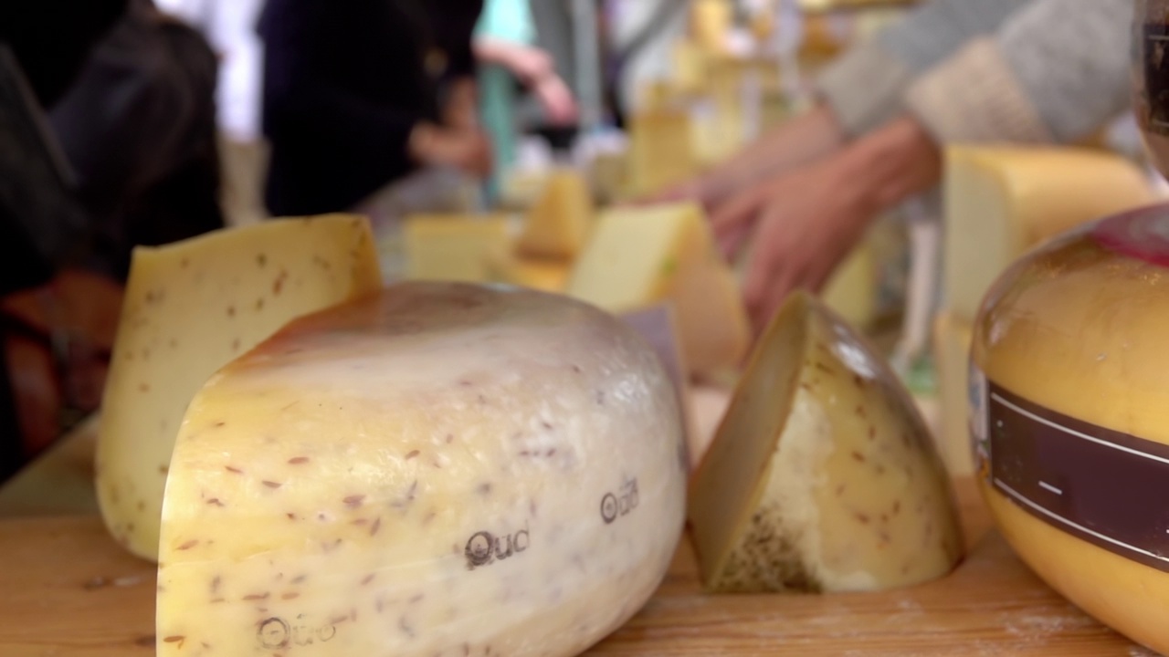 阿姆斯特丹农贸市场的荷兰奶酪。慢动作视频下载