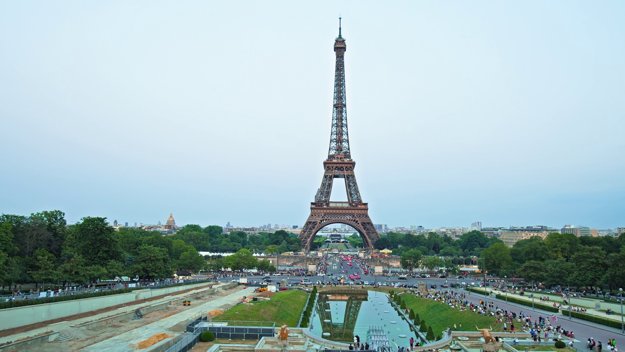 一群游客参观法国巴黎著名的塔。视频下载
