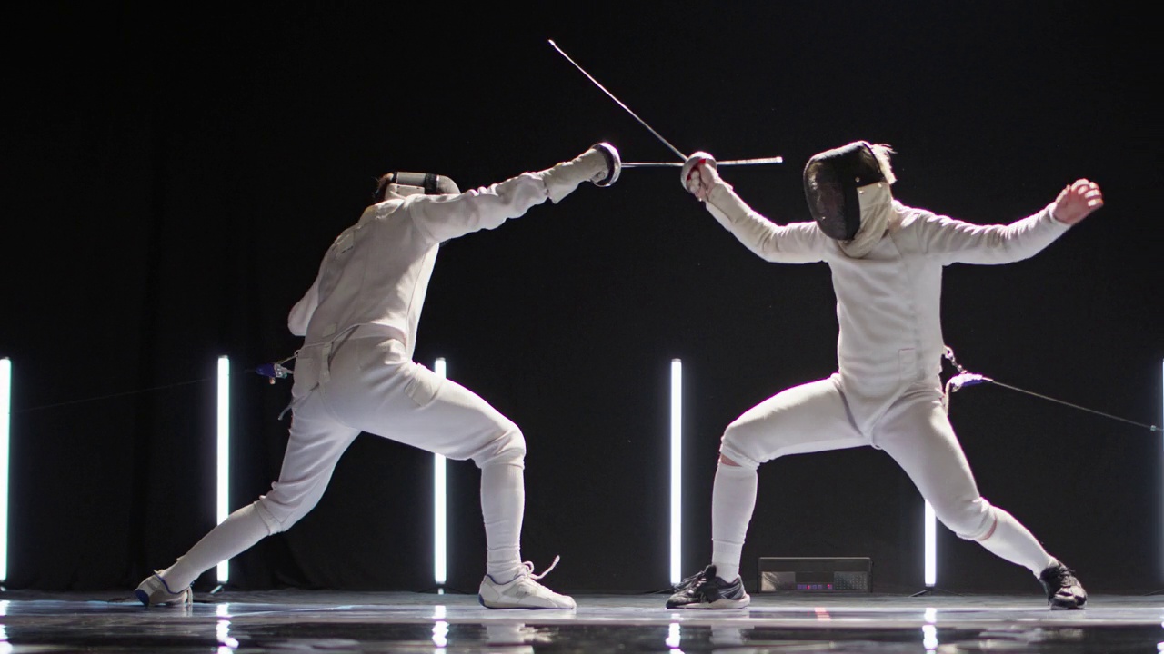 两名职业男性击剑手在史诗般的舞台上进行战斗。猛扑进攻视频下载