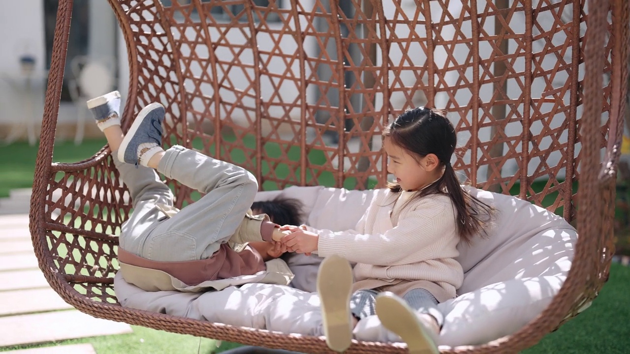 快乐的孩子们在吊椅上放松，4K视频下载