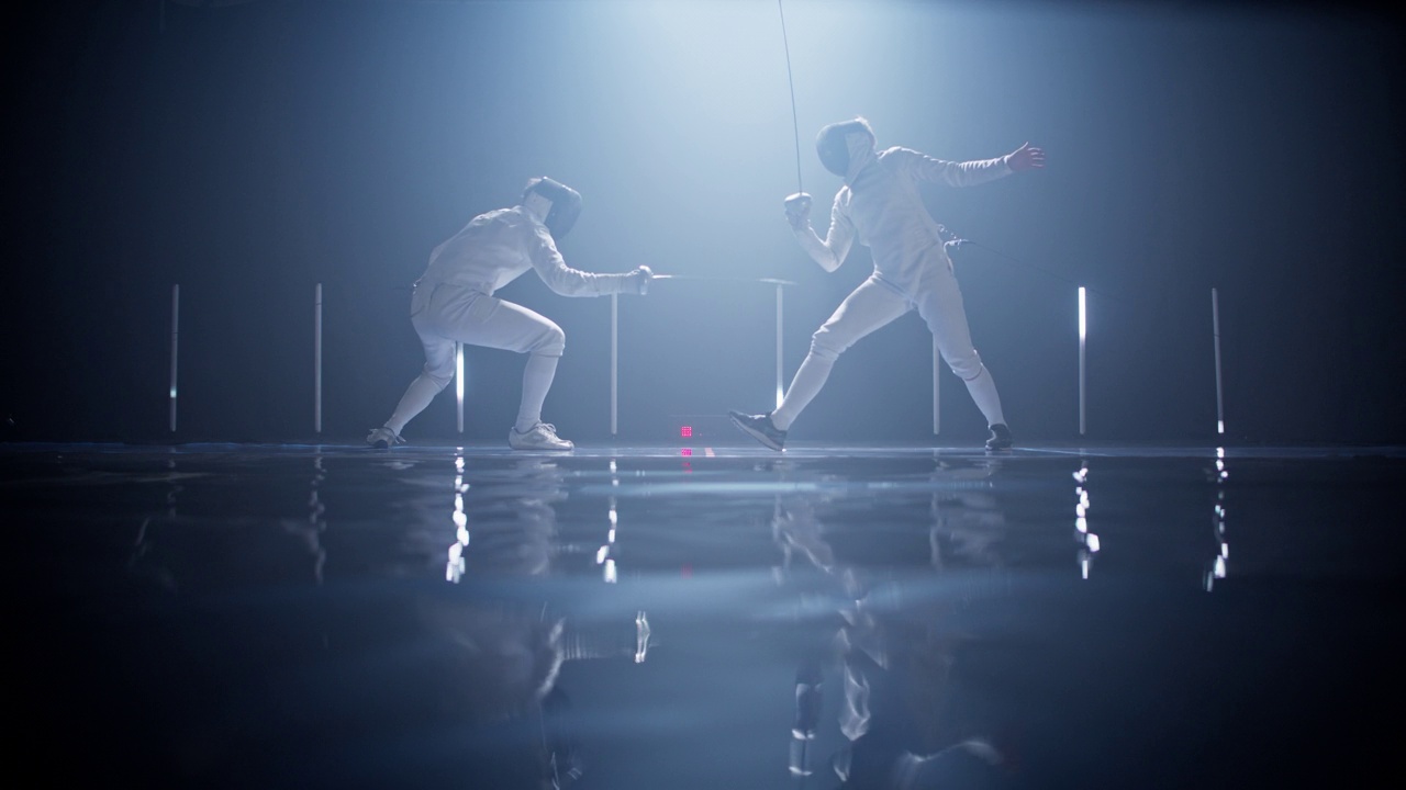 两名职业男性击剑手在史诗般的蓝色舞台上进行战斗。向前猛冲，直接出击视频下载