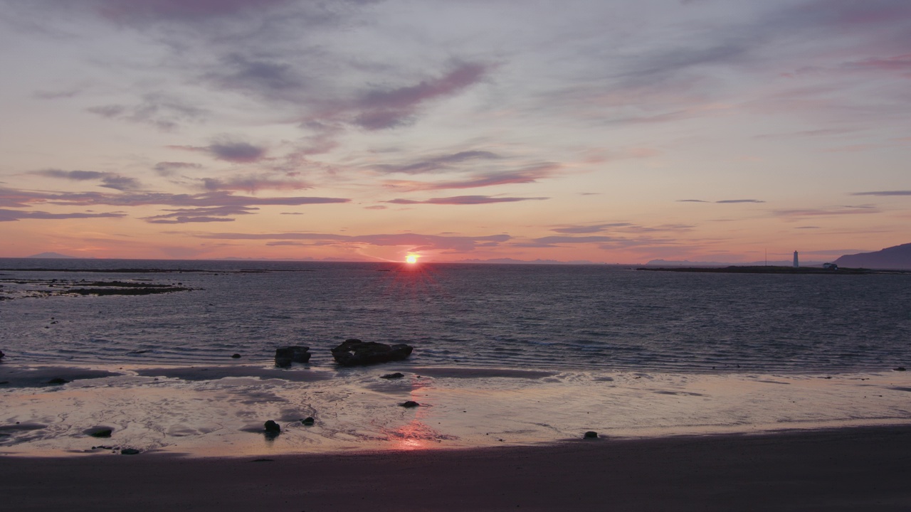 冰岛格罗塔，落日映照在海水中视频下载