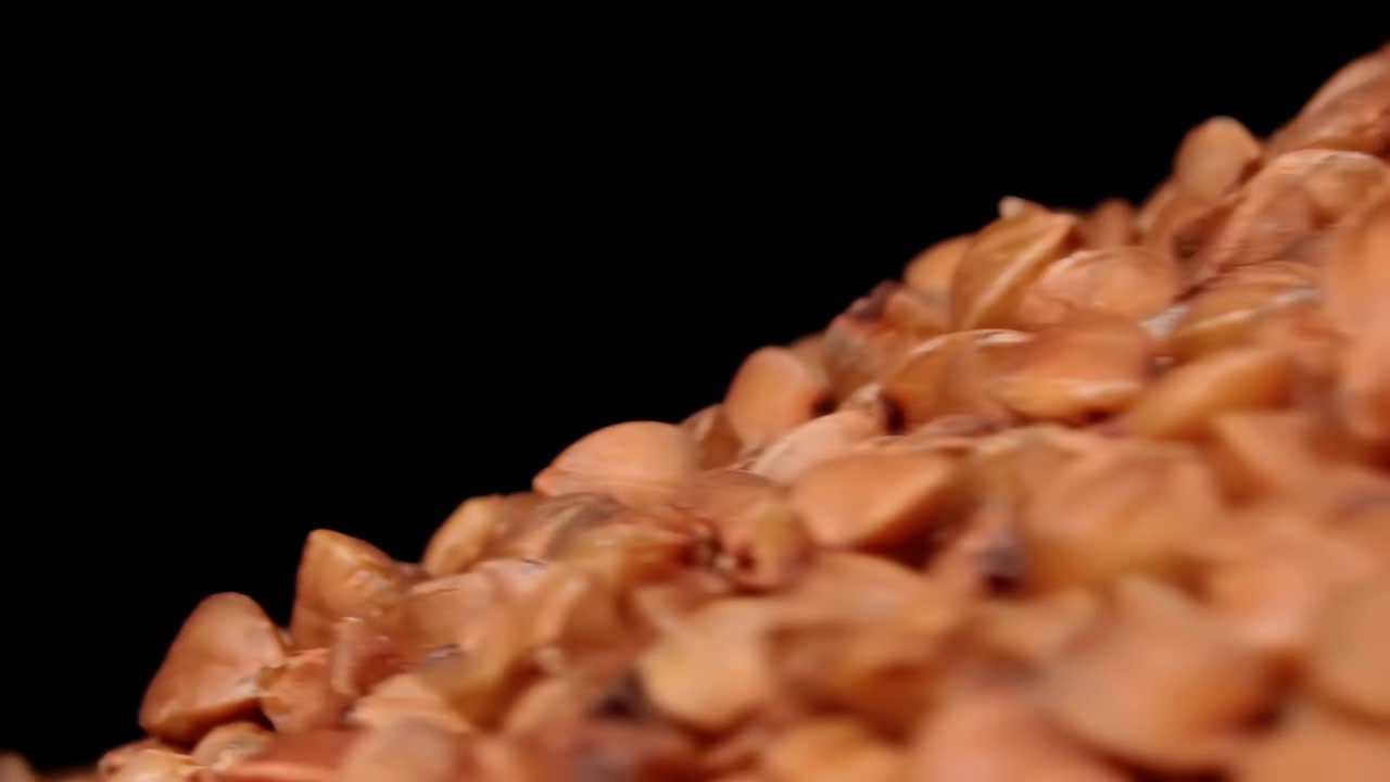 未煮熟的棕色荞麦粥堆旋转-宏观视频下载