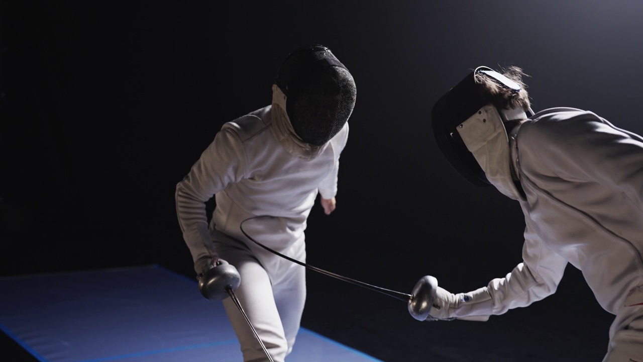 两个职业击剑手在战斗。扣篮躲闪，击中腹部视频下载