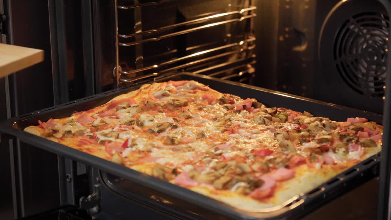 一个人在做意大利披萨的特写镜头。在家里做披萨的过程视频素材