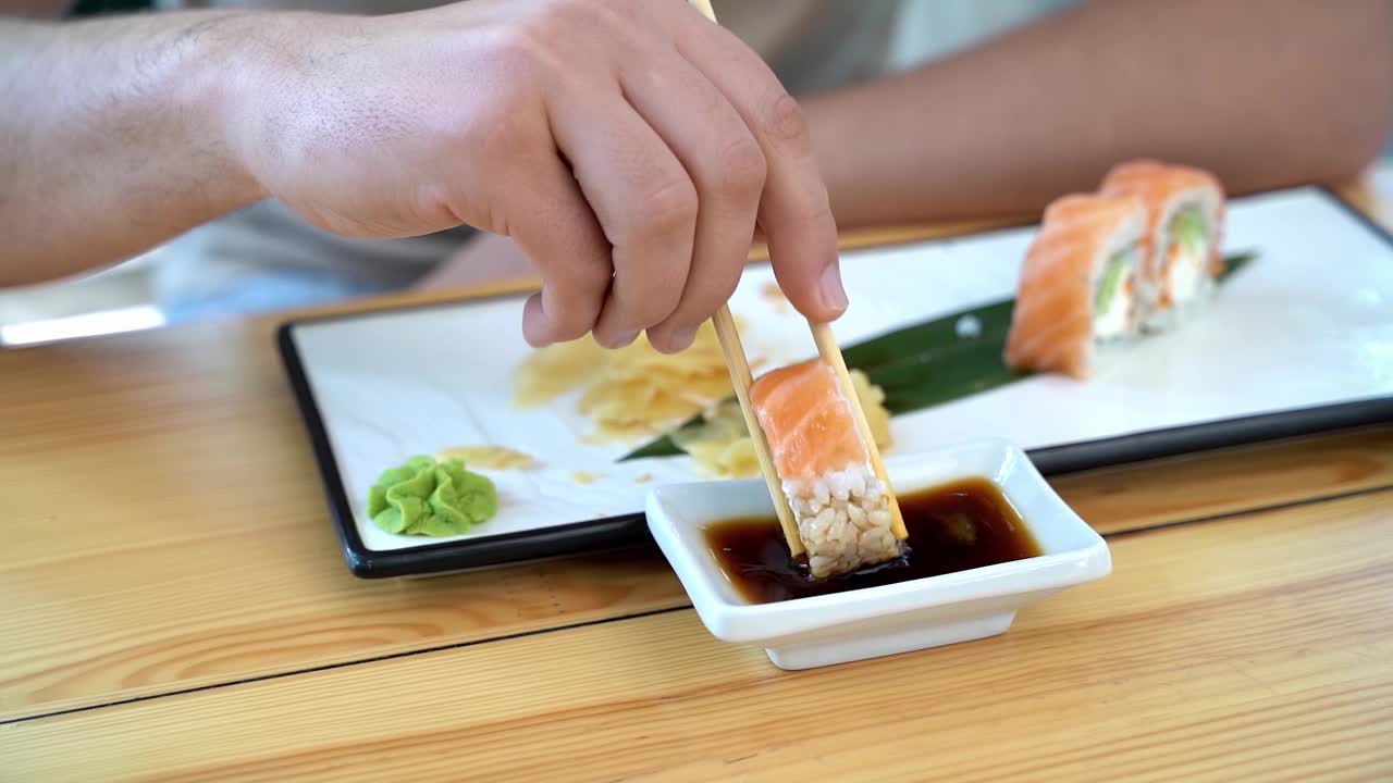 男子在餐厅吃天妇罗寿司卷视频下载