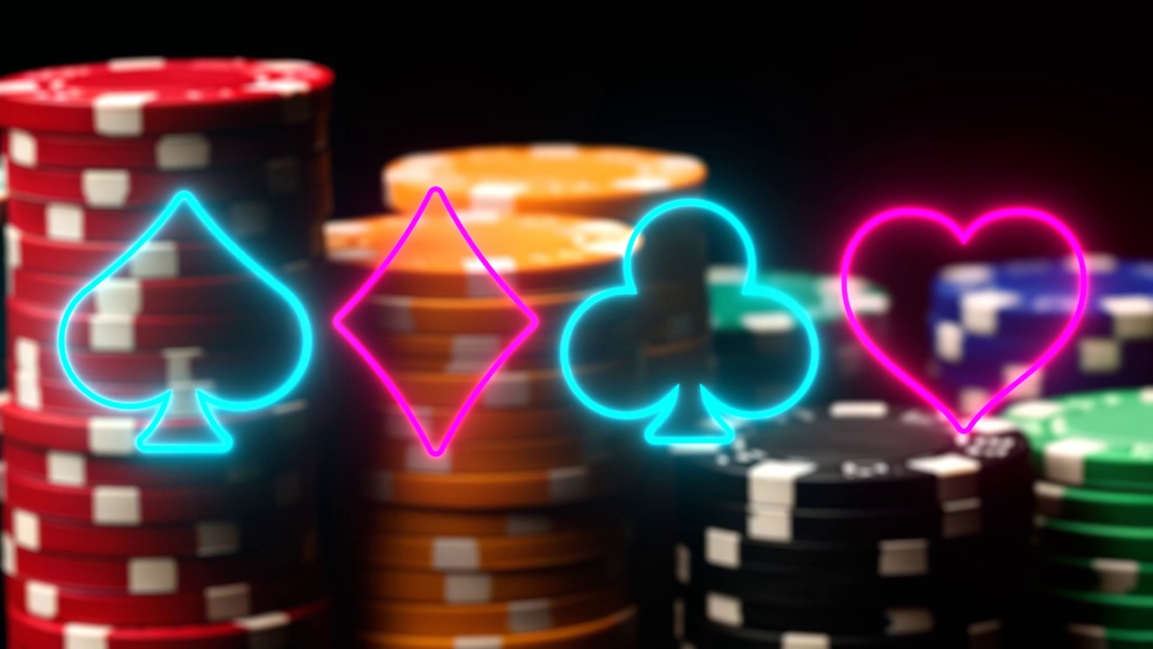 赌桌上一堆堆五颜六色的扑克筹码。视频下载