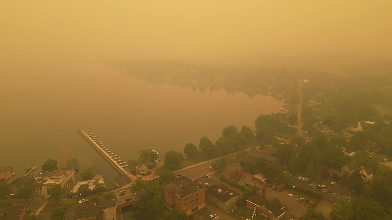 从空中俯瞰加拿大野火在纽约州Skaneateles上空的烟雾。2023年6月视频下载