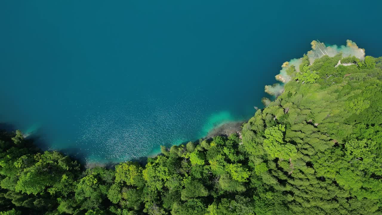 从空中俯瞰美丽的蓝绿色的纽约绿湖州立公园视频下载