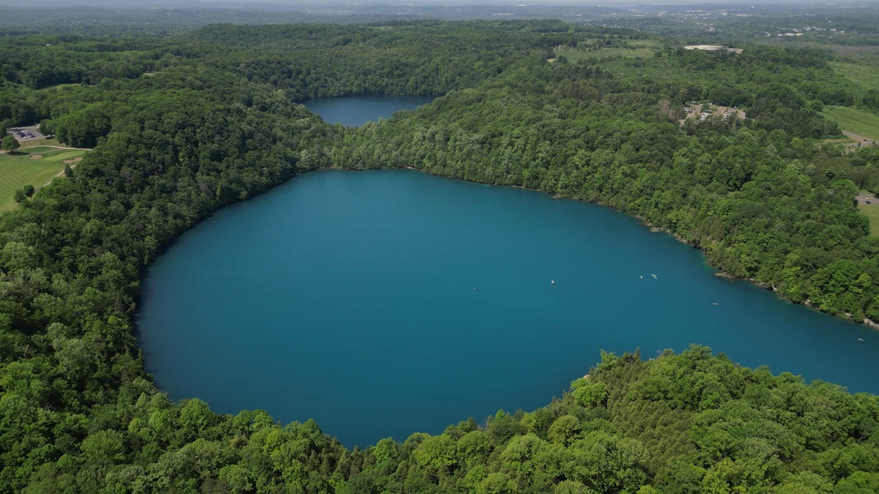 从空中俯瞰美丽的蓝绿色的纽约绿湖州立公园视频下载