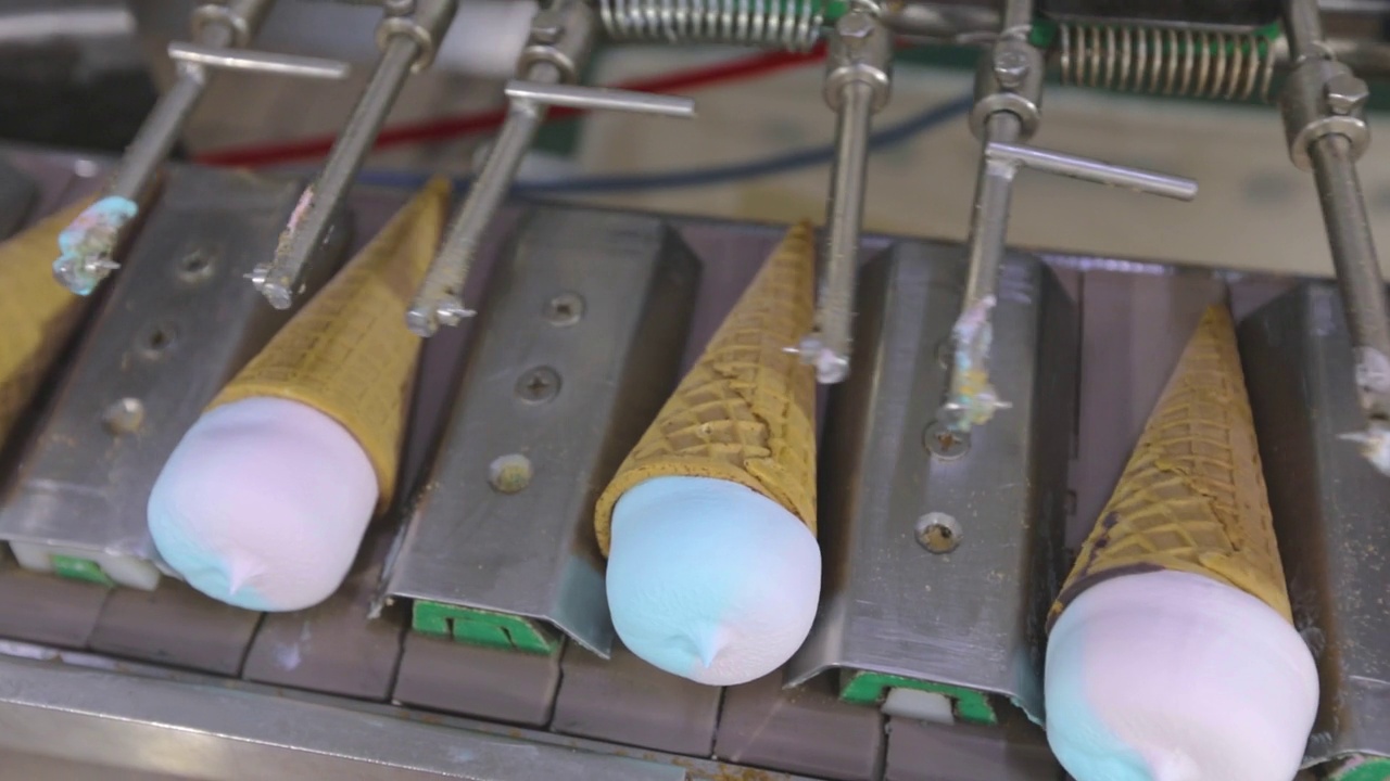现代传送带上的冰淇淋蛋筒。冰淇淋工厂。传送带上漂亮的冰淇淋视频下载