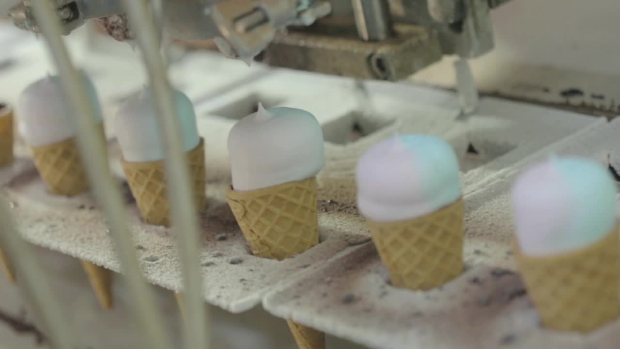 用于生产冰淇淋的现代传送带。冰淇淋生产。传送带上的冰淇淋。视频下载