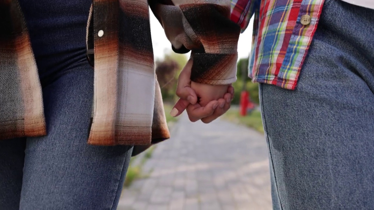 面目全非的情侣在散步时手牵着手视频下载
