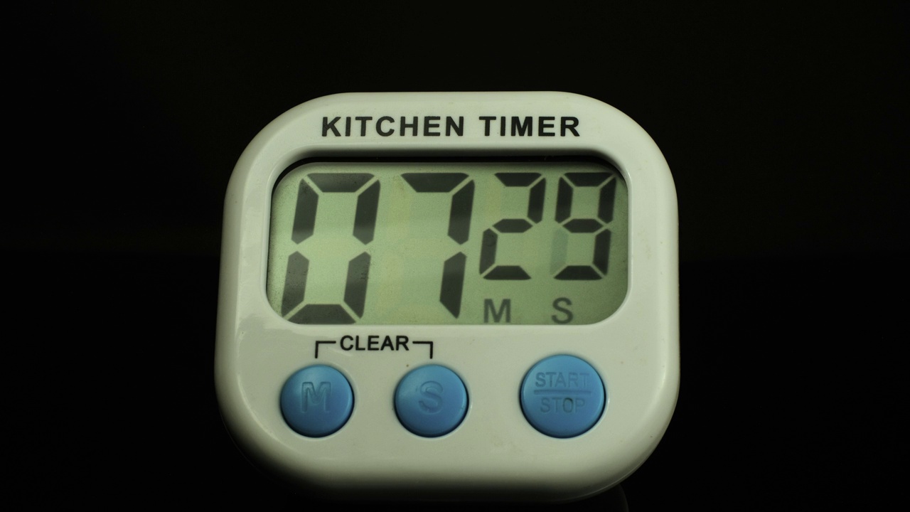 时间流逝的厨房时钟计时器倒数到零。视频素材