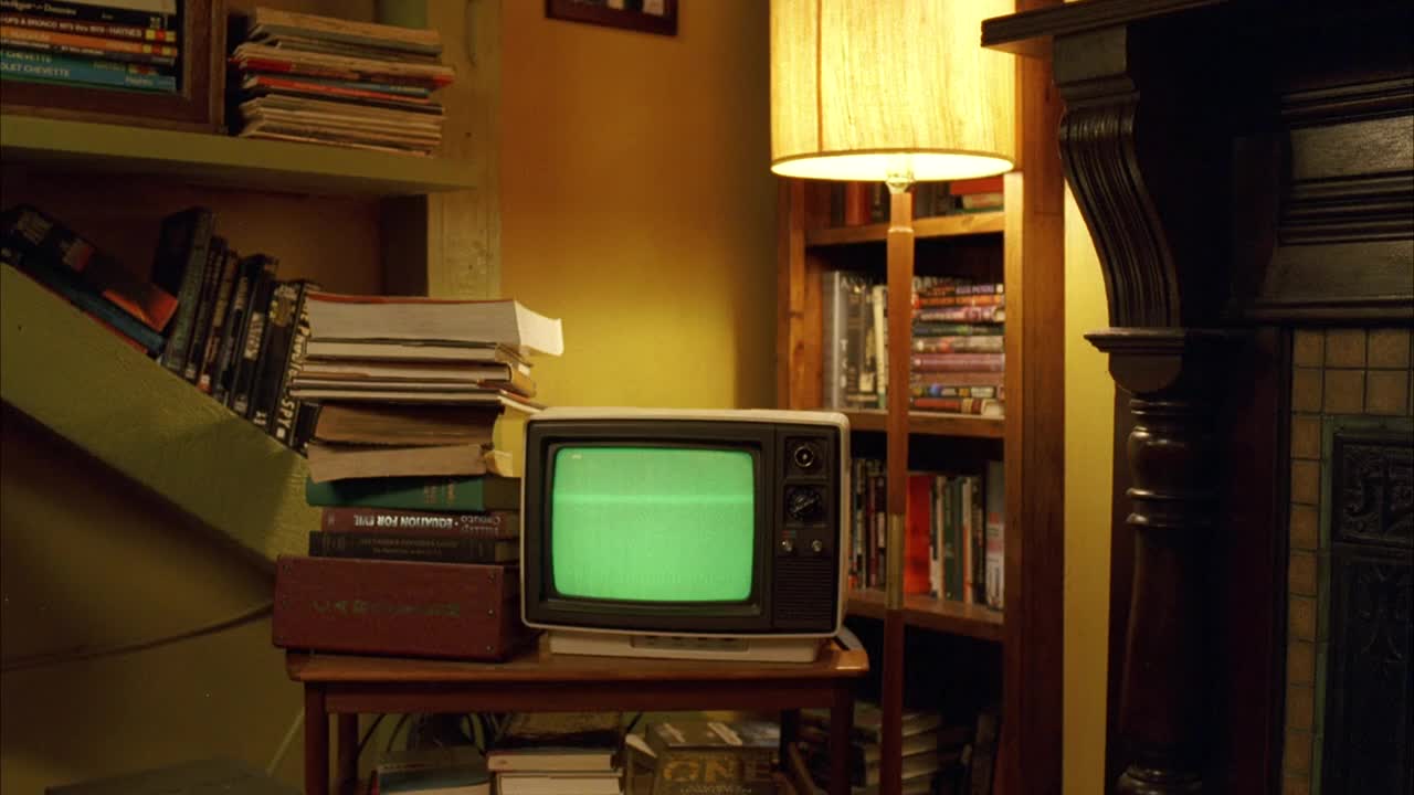MS ZI小型老式电视机，位于废品房角落(电视机绿屏推入ECU)视频下载