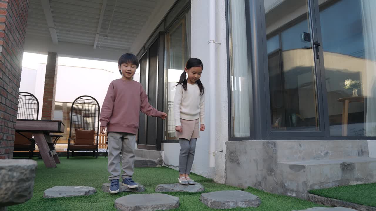 快乐的小孩子在院子里玩耍，4K视频下载