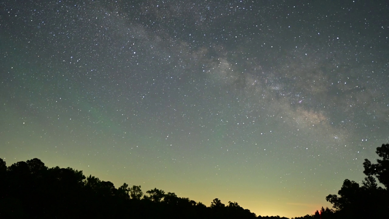 银河在六月中旬的夏夜升起的时间流逝视频素材