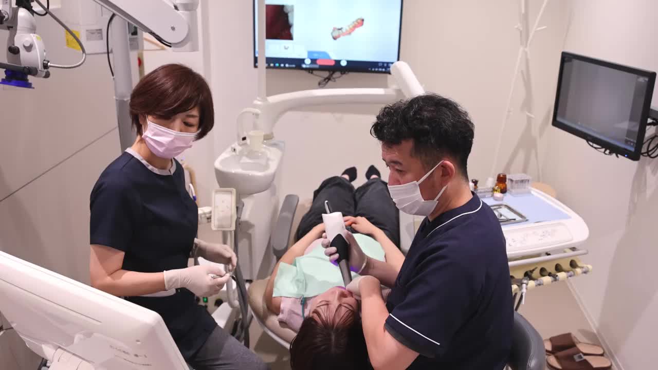 用放大镜技术检查女性患者的牙齿视频下载
