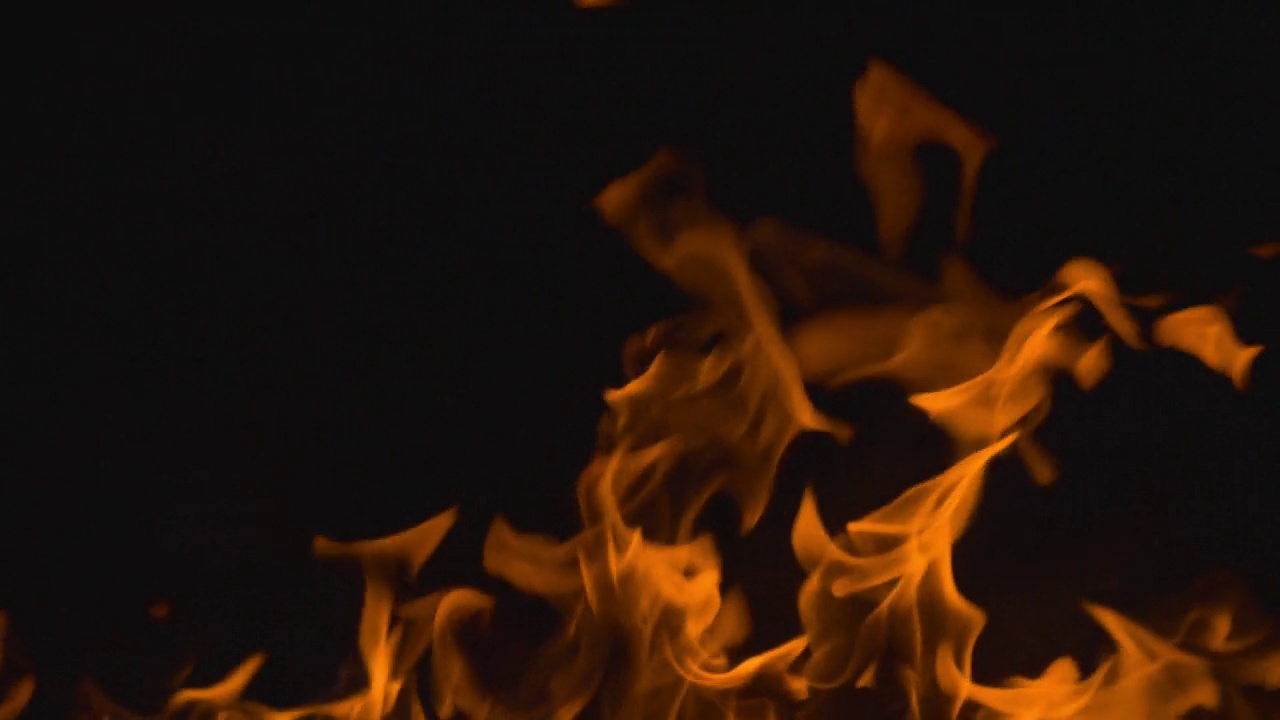 火焰燃烧和发光在黑暗的屏幕背景视频素材