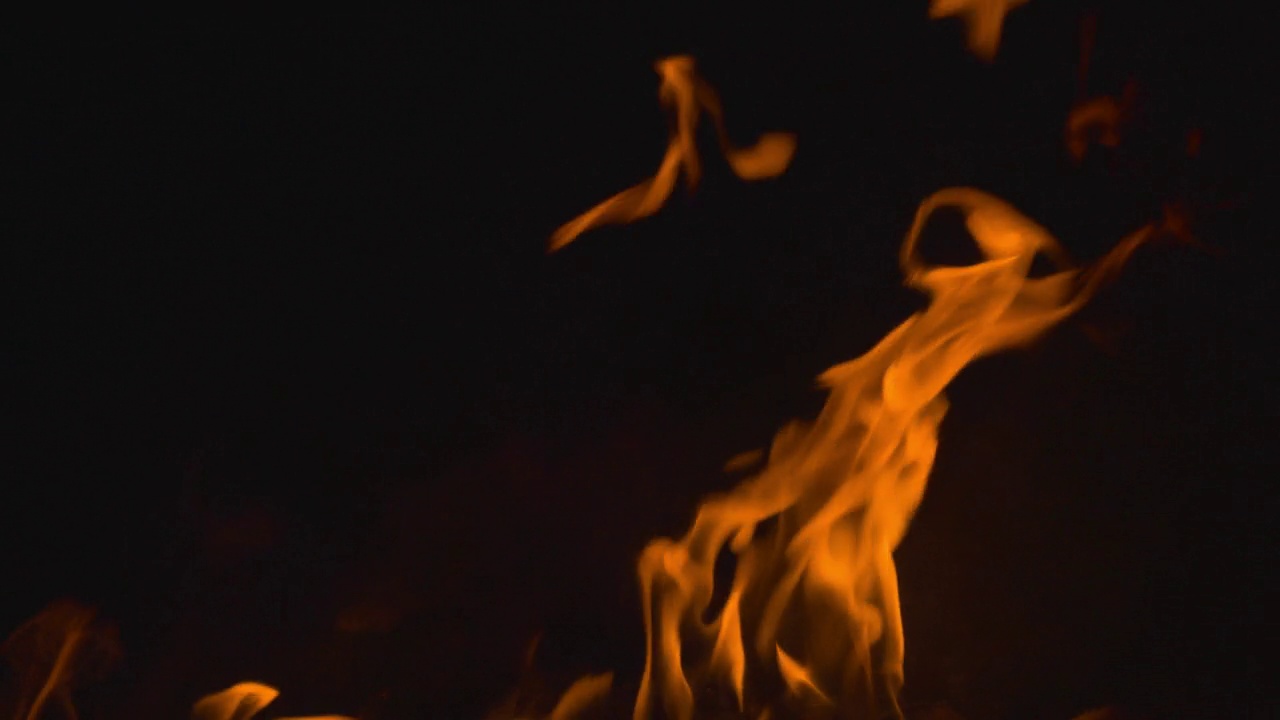 火焰燃烧和发光在黑暗的屏幕背景视频素材