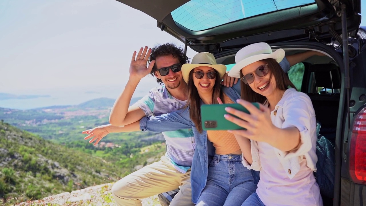 三名游客通过视频通话展示了他们车里的景色视频下载