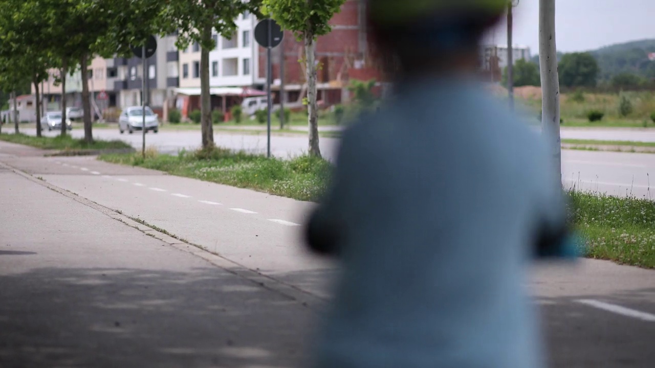 戴头盔的孩子骑着滑板车视频下载